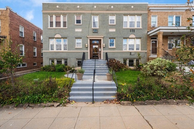 Building Photo - 1815 A St SE Unit 203