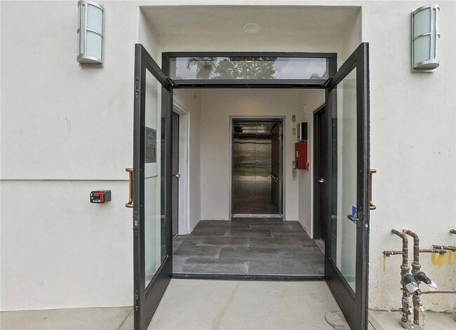 Photo - 5432 Hermitage Ave Unidad 102