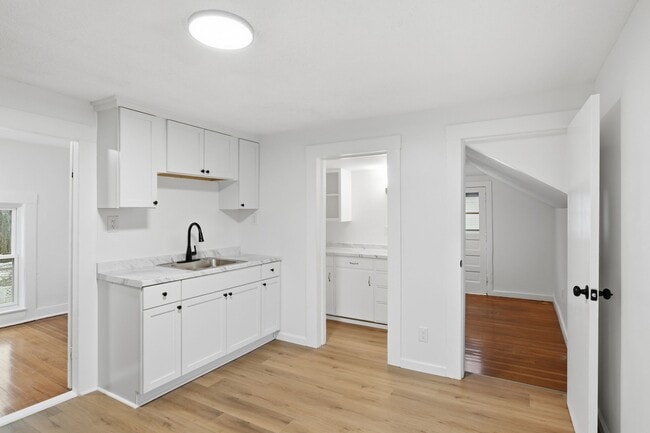 Building Photo - 7 Day Ave Unit 2nd floor