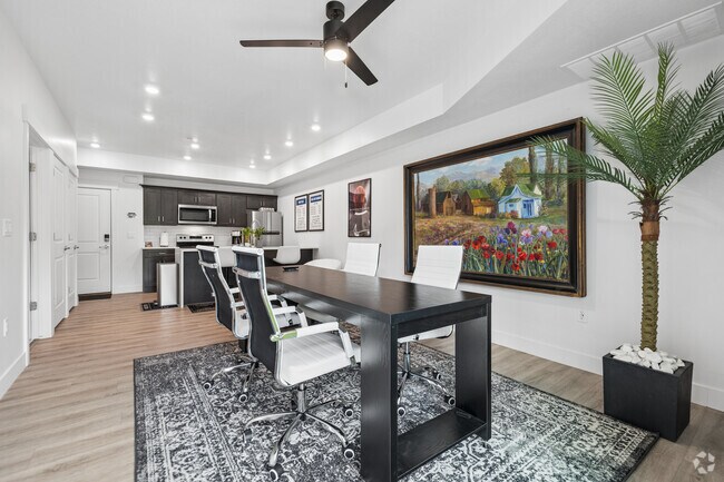 1BR, 1BA - 688SF - Living Room/Dining Room - Park Place Living