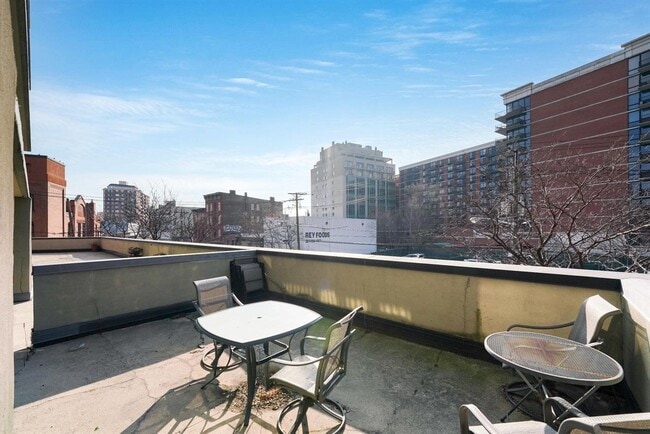 Building Photo - 551 Observer Hwy Unit 2M