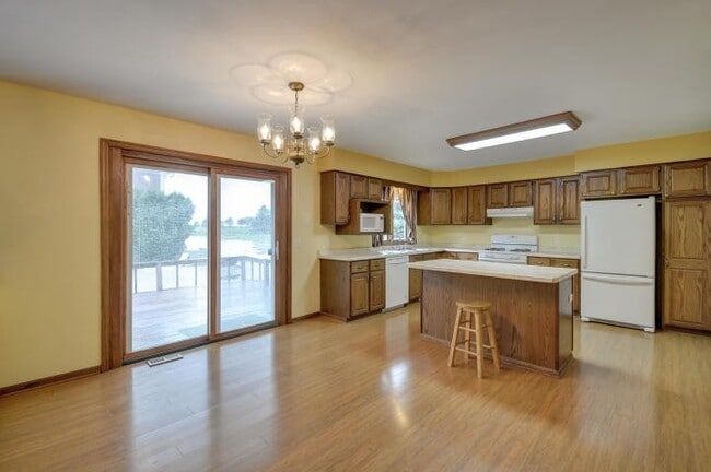 Photo - Spacious 4-Bedroom Home with Attached Garage in Salem Lakes