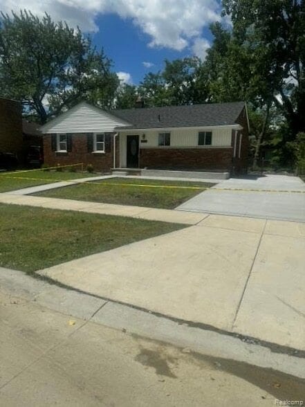 Building Photo - 23545 Parklawn St