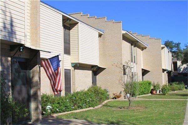 Building Photo - 801 Greenbriar Dr Rental