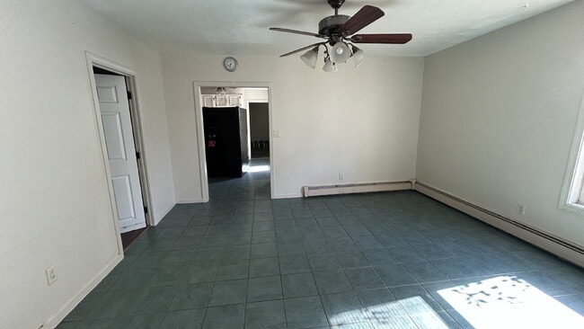 Photo - Spacious 4-Bedroom Apartment for Rent in S...