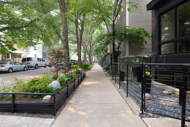 Building Photo - 1742 W Crystal St Unit 2