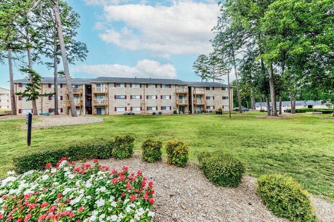 Building Photo - Crown Pointe