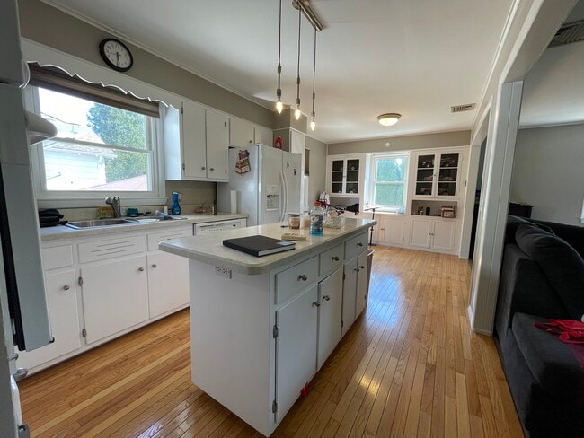 Extra large kitchen - 227 Bristol St Rental