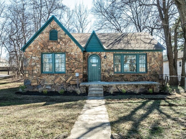 Building Photo - Freshly Updated House