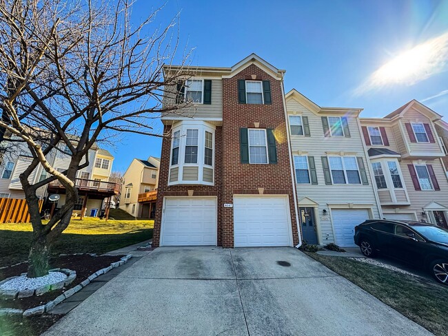 Stunning 3 Bed 2.5 Bath End-Unit Townhome ... - Stunning 3 Bed 2.5 Bath End-Unit Townhome ...