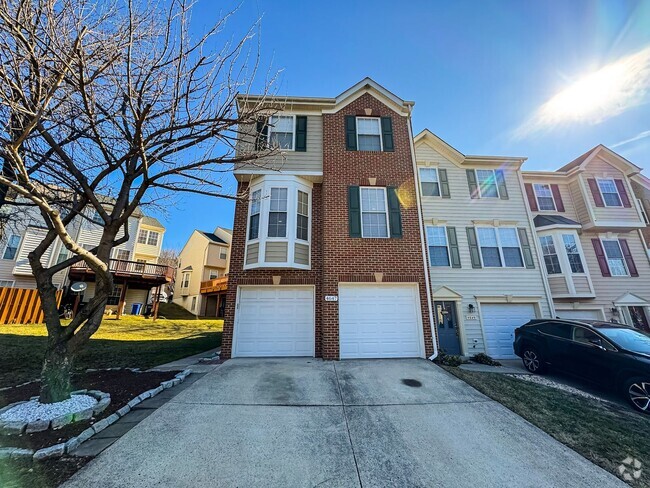 Building Photo - Stunning 3 Bed 2.5 Bath End-Unit Townhome ...