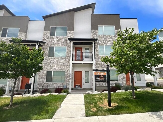 Building Photo - 4 Bedroom 3 Bath 2200 Sq ft Home 2 Car Garage.