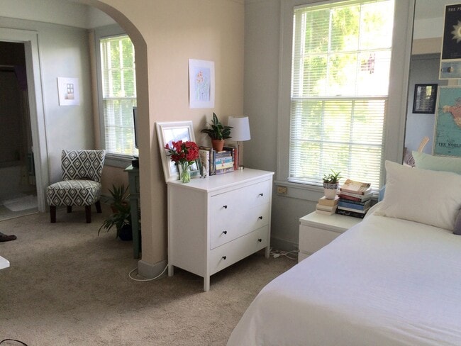 Photo - Steps from Audubon Park!!! Natural light, appliances included, Laundry on site Unidad 5