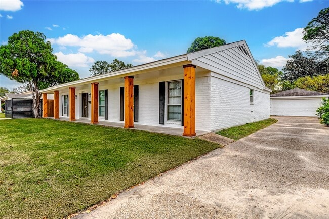Building Photo - 8319 Bellaire Blvd Rental