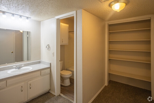 1BR, 1.5BA - 890SF
