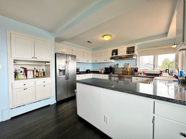 Photo - AVAILABLE Aug. 1 - 4 BEDROOM 3 BATHROOM - GORGEOUS LAKE VIEWS