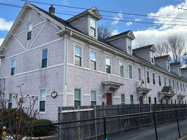 Building Photo - 68 Elm St