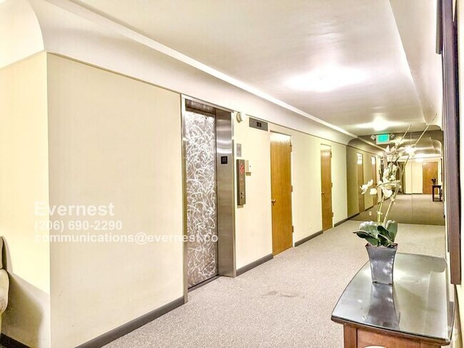 Building Photo - Charming One-Bedroom Condo in a Convenient... Unit 103