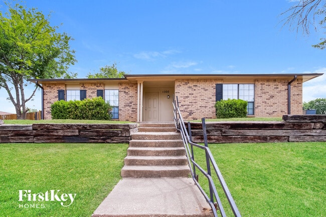Photo - 1300 Royal Oak Dr House