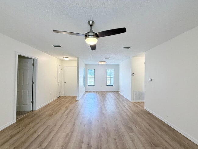 Photo - Available Now | Move-In Ready Rental in SE Ocala/Silversprings Shores
