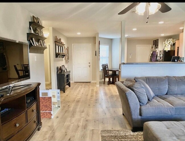 Photo - 118 Feverbush Dr