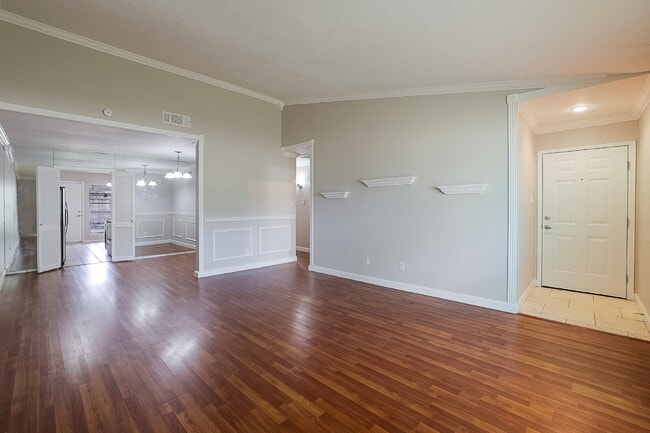 Building Photo - Updated 2 Bed, 2 Bath Townhome in North Dallas
