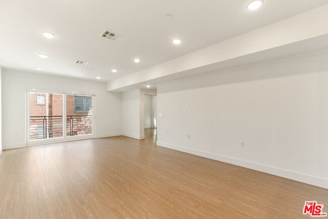 Photo - 837 S Harvard Blvd Unit 302