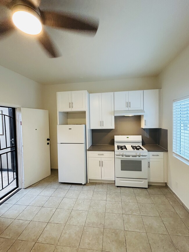 Building Photo - 5600 S Broadway Unit Apt #4