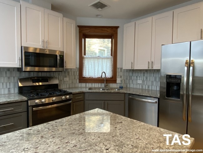 Photo - 1019 W Oakdale Ave Unit 1