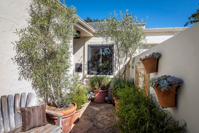 Photo - 548 San Ysidro Rd