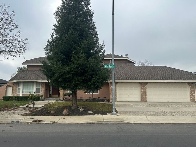 Building Photo - Beautiful 4 Bedroom Family Home!