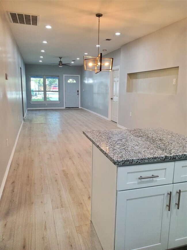 Photo - 6815 Sidney St