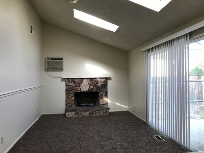 Building Photo - 4 Bedroom in South Reno