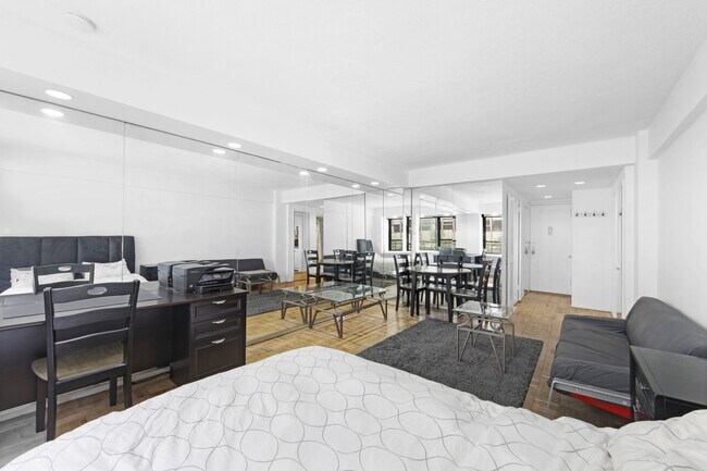Photo - 210 E 47th St