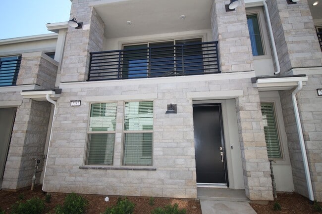 Building Photo - 2737 E Tamarind Dr