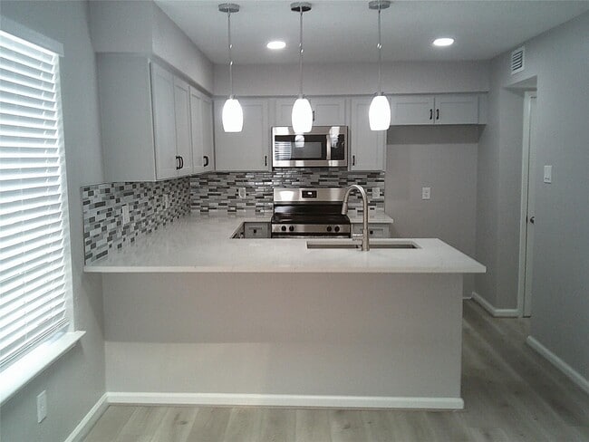 Building Photo - 13427 Garden Grove Unit ST750