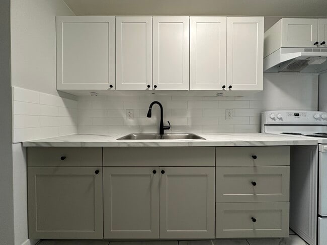 Photo - 4 Front St E