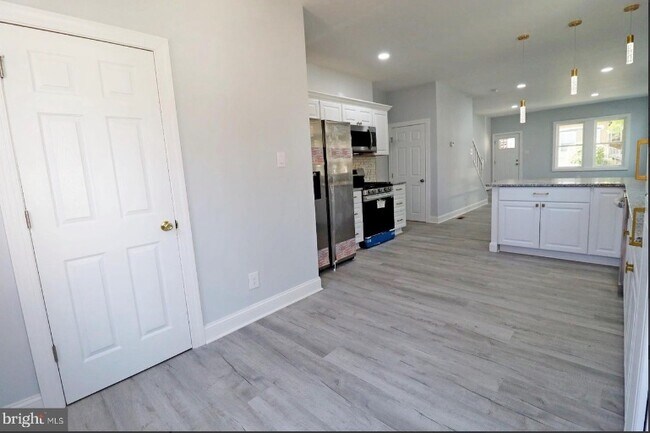 Photo - 523 W 26th St