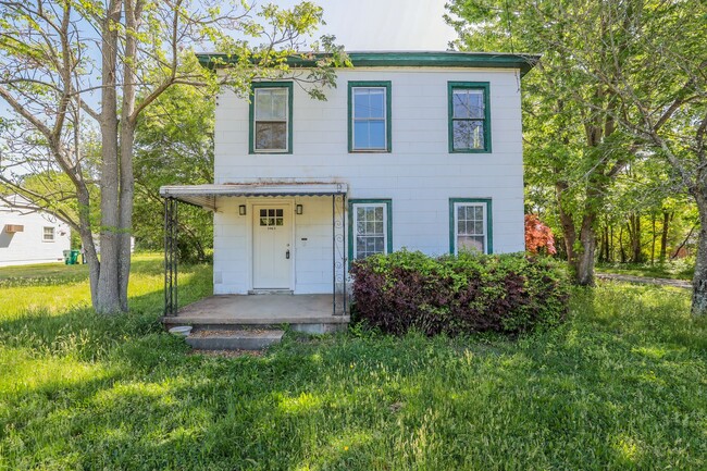 Charming 4-Bedroom Home with Hardwood Floo... - Charming 4-Bedroom Home with Hardwood Floo...