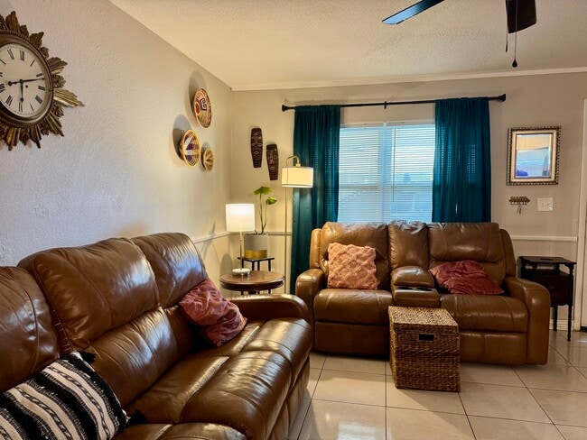 Living Room - 3074 Brookview Ave Apartments Unit A