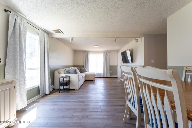 Photo - 406 Lawrence Dr