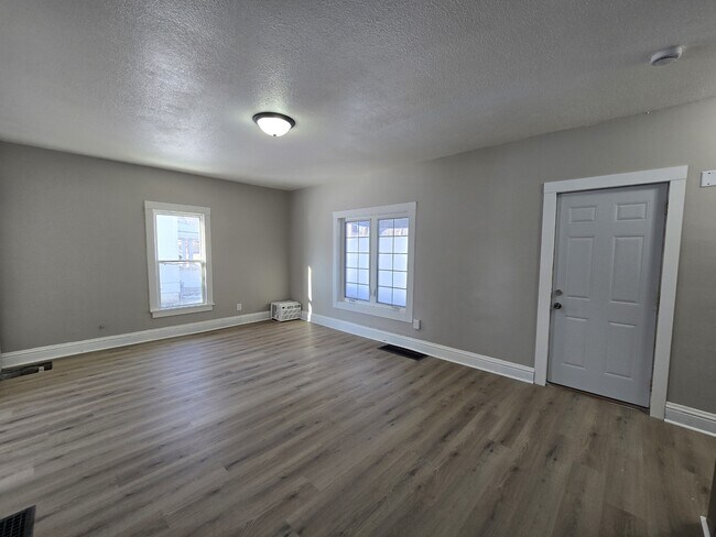 Photo - 827 Dawson St