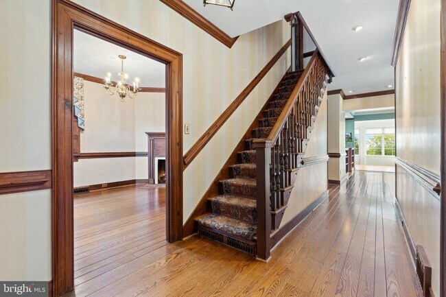 Photo - 512 Courtfield Ave