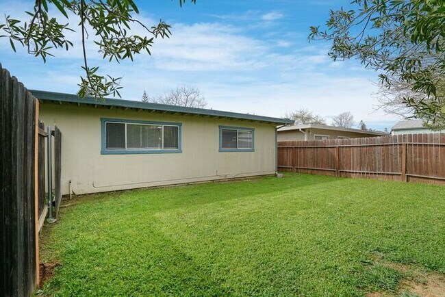 Photo - Beautiful duplex locate in Sacramento!