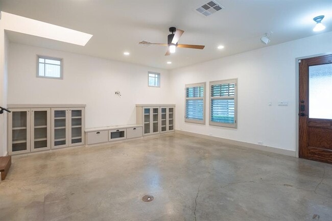 Photo - 610 W Live Oak St