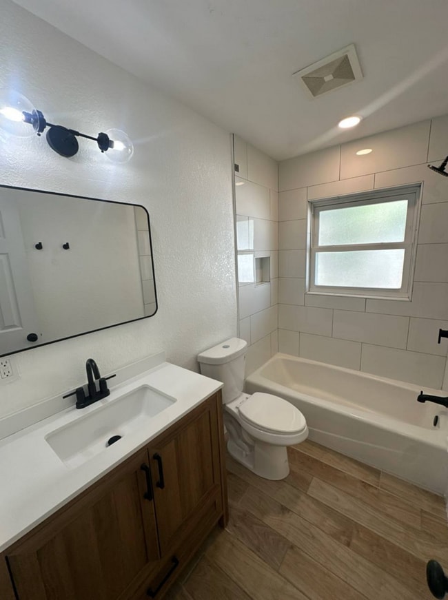 Photo - 4390 Maple St NE