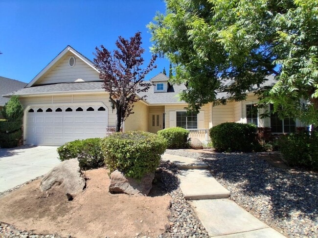 Building Photo - Desirable Clovis Single-Level Home: 3-bedroom, 2-bathroom