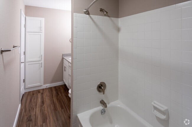 2BR, 1BA - 900SF