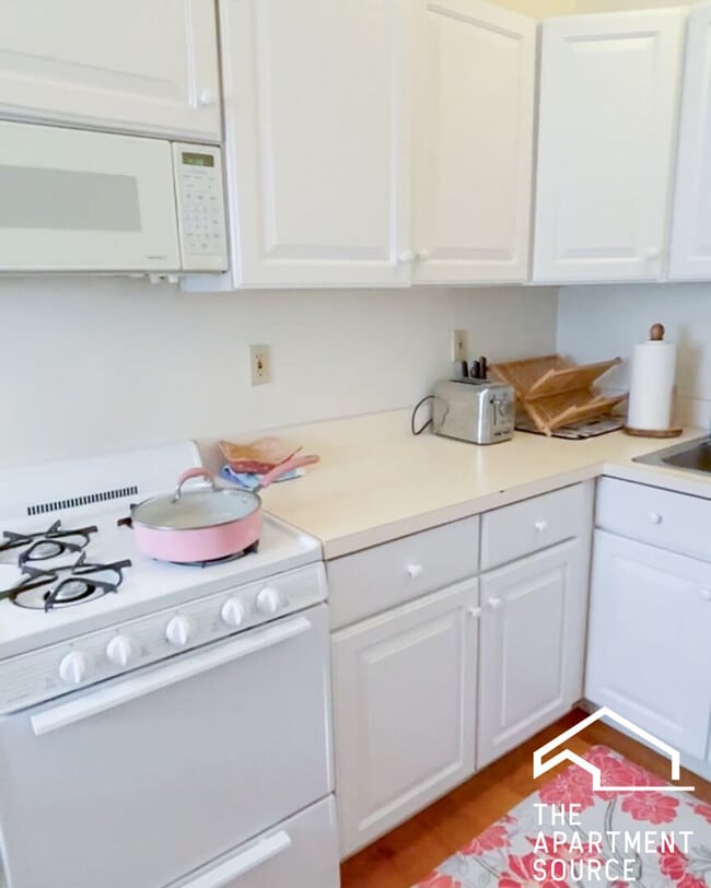 Building Photo - 432 W Surf St Unit 307