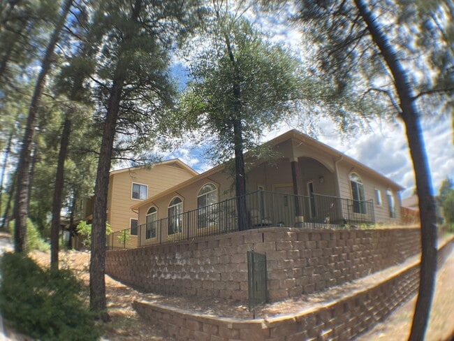 Building Photo - Sweet free standing home in Rio Home abutting forest and trail access